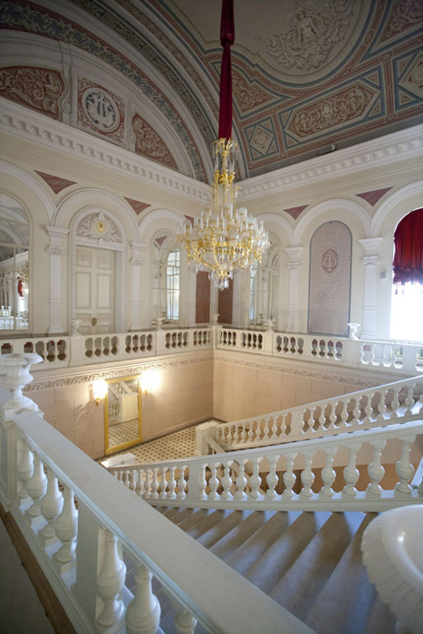 Grand_escalier_du_Theatre_National_du_Bolchoï_à_Moscou__Russie